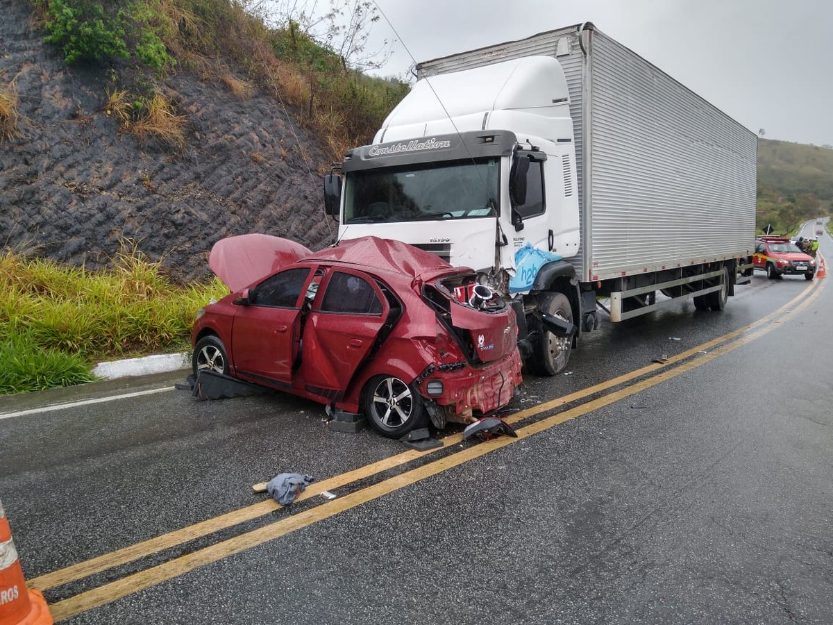 Batida Entre Carro E Caminh O Deixa Dois Mortos E Um Ferido Na Br Vales De Minas Gerais G