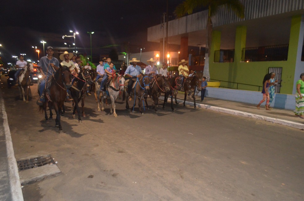 Cavaleiros acompanharam a procissão em Cruzeiro do Sul  (Foto: Adelcimar Carvalho/G1 )