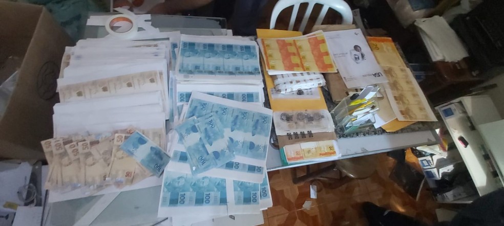Dinheiro falso apreendido em fábrica de notas na Zona Sul de SP — Foto: PM/divulgação