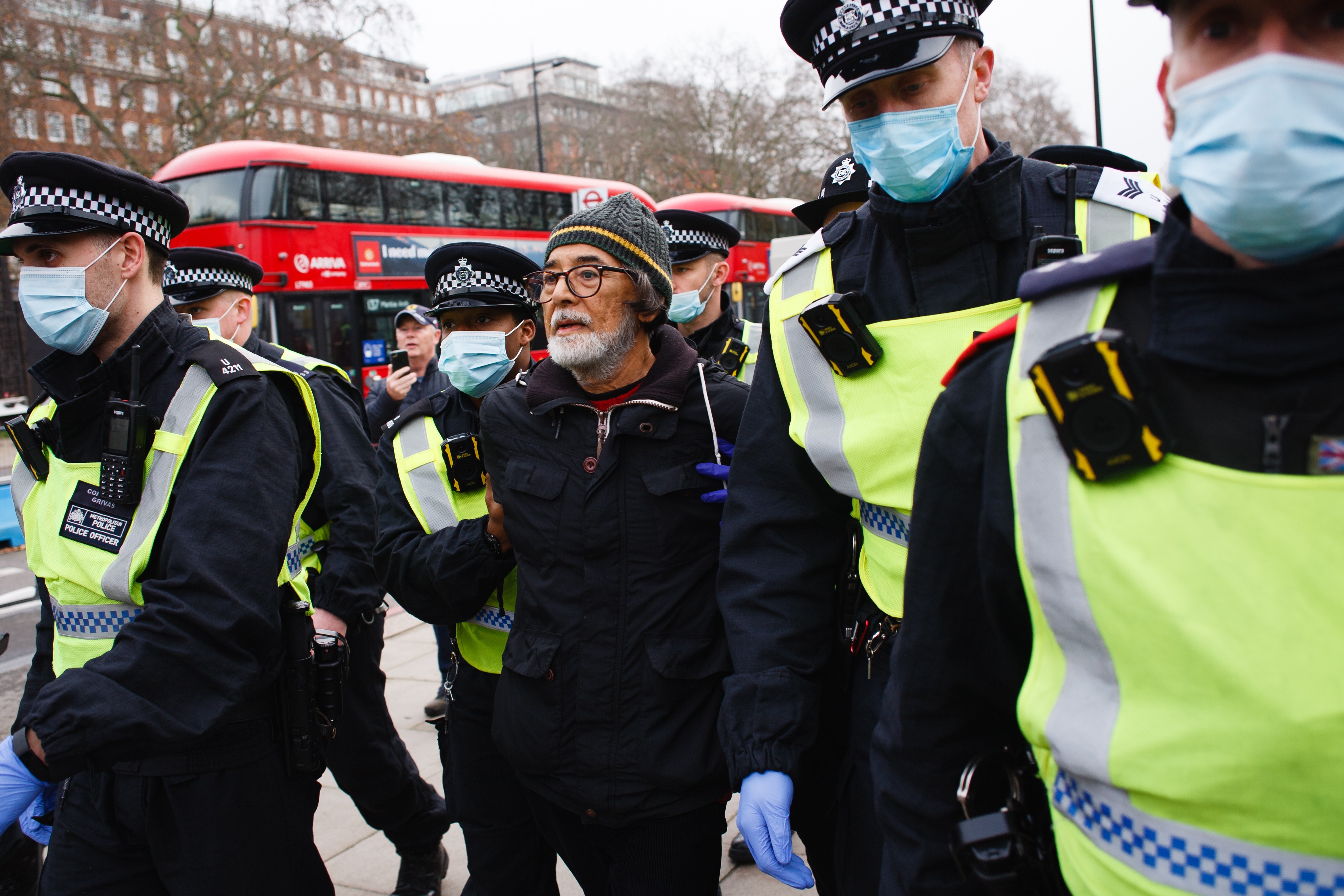 Manifestantes anti-lockdown são presos em Londres (Foto: Getty Images)