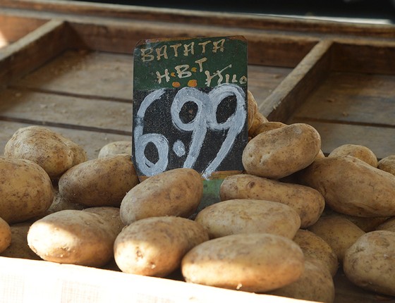 Os caminhoneiros pararam, as batatas minguaram, e os preços desembestaram. Em alguns mercados, o aumento superou 150% (Foto: CELSO PUPO/FOTOARENA)