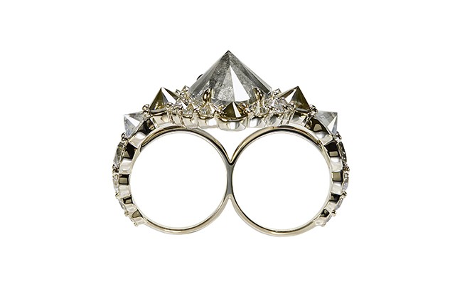 A double-finger ring featuring a 24-carat, fancy grey, inverted diamond as a central stone (Foto: Reprodução)