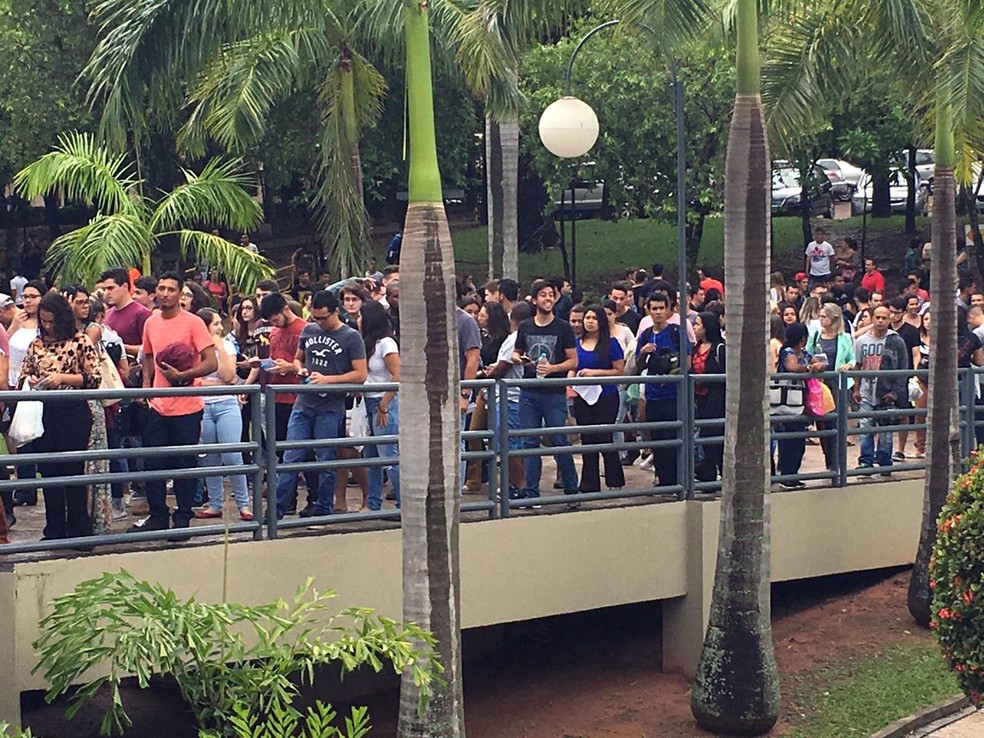Estudantes chegam para o primeiro dia do Enem, em uma universidade em Presidente Prudente (SP) (Foto: Valmir Custódio/G1)