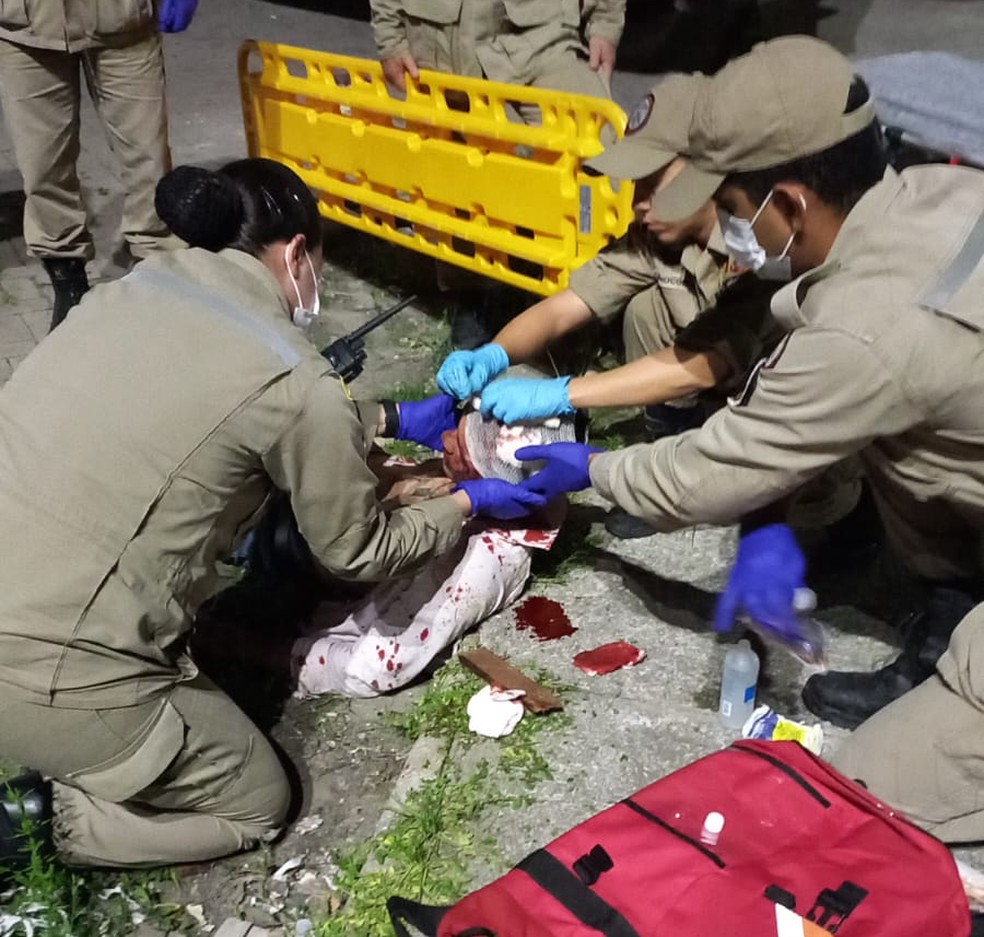 Torcedor espancado no confronto recebe primeiros-socorros do Corpo de Bombeiros antes de ser levado ao hospital — Foto: Divulgação