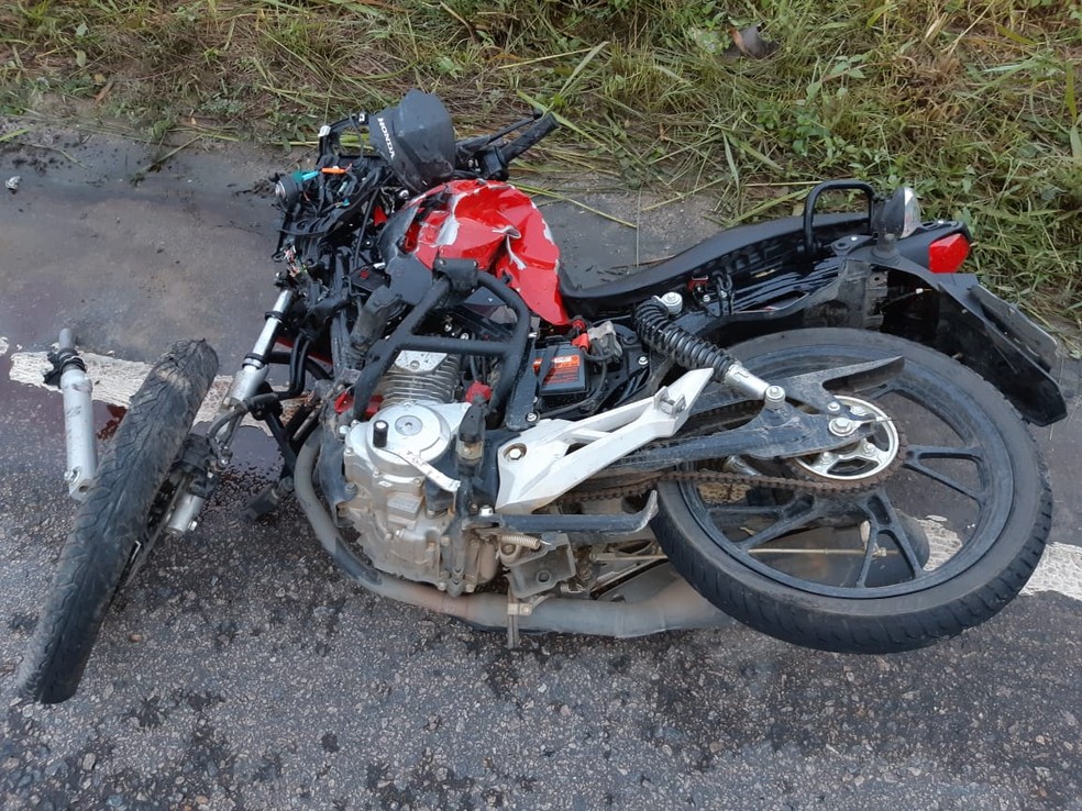 Moto usada pelo homem que morreu na BR ficou jogada na pista, nesta sexta (16), em Igarassu, no Grande Recife — Foto: Polícia Rodoviária Federal/ Divulgação