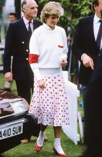 Em 1986, combinando meias e saia plissada brancas com bolinhas vermelhas em Windsor 
