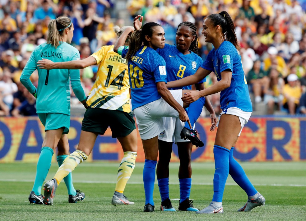 Marta mostra o símbolo da igualdade de gênero na chuteira durante a comemoração do gol do Brasil contra a Austrália na Copa do Mundo Feminina — Foto:  REUTERS/Jean-Paul Pelissier