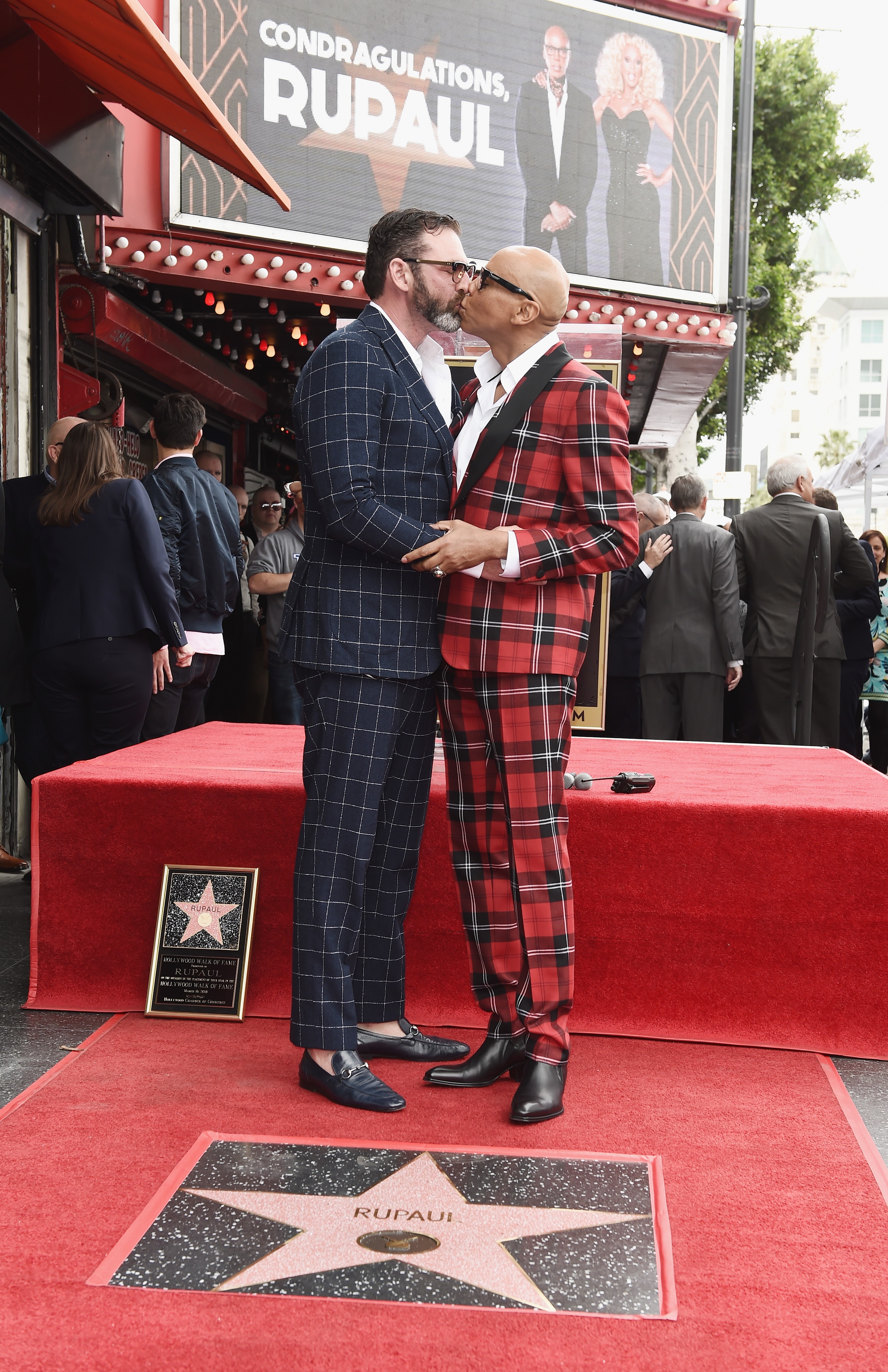 A drag queen RuPaul na inauguração de sua estrela na Calçada da Fama e seu marido, o empresário George LeBar (Foto: Getty Images)
