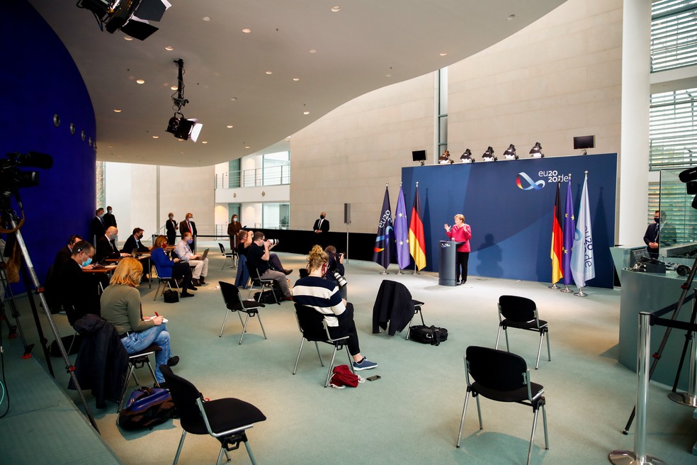 9 de outubro - A chanceler alemã, Angela Merkel, dá uma declaração à imprensa após uma videoconferência com prefeitos de cidades alemãs sobre a disseminação da Covid-19. — Foto: Axel Schmidt/Reuters