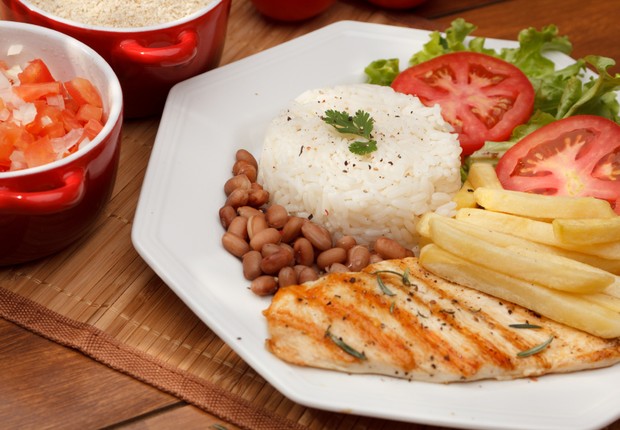 refeição, comida, arroz, feijão, batata frita, frango (Foto: Thinkstock)