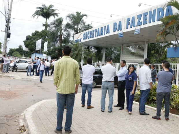 Funcionários da Sefaz são impedidos de entrar no prédio por manifestantes Goiânia Goiás (Foto: Arquivo Pessoal/Denis Marlon)