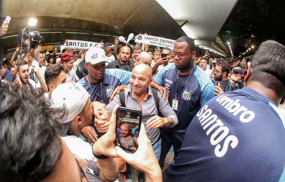 Sampaoli é recebido com festa pela torcida do Santos — Foto: Rodrigo Coca/Santos FC