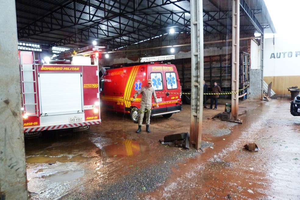 Oficina em que mecânico morreu ao enroscar casaco em eixo de caminhão boadeiro, em Ivinhema (MS) — Foto: Site Ivinotícias 