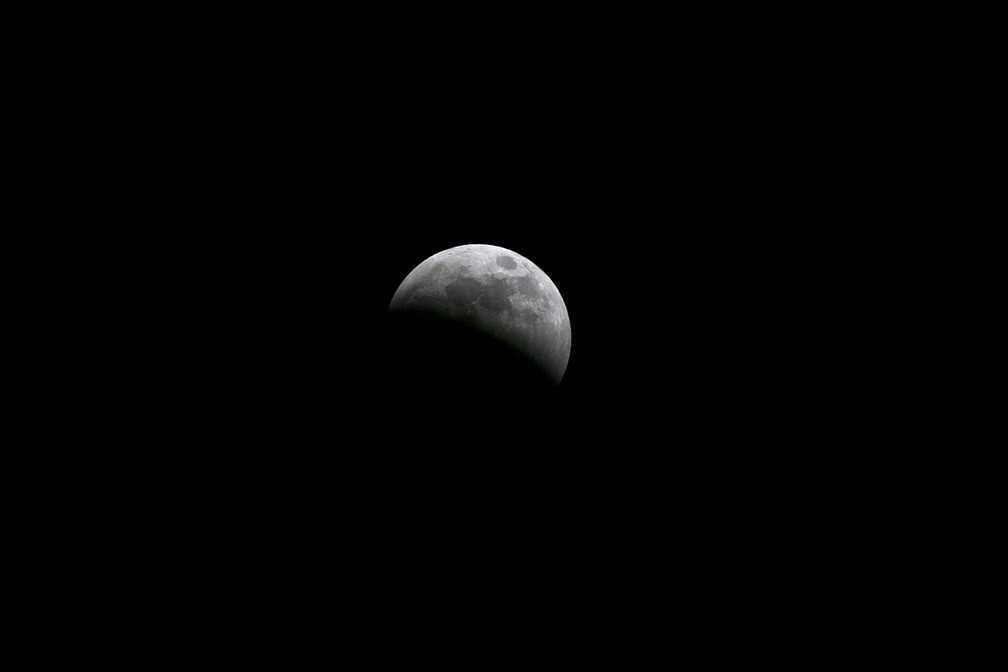 Eclipse lunar visto do Quênia. (Foto: Thomas Mukoya/Reuters)