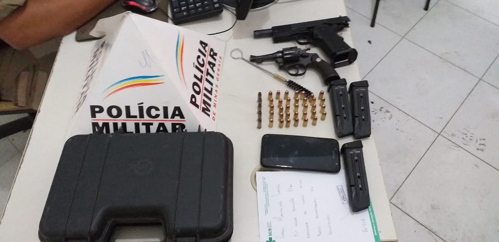 Foram apreendidos uma pistola, um revolver, munições e maleta para transportar arma — Foto: Divulgação/SSP