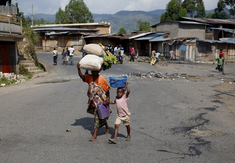 Mulher caminha com um menino por uma vila perto de Bujumbura, no Burundi (Foto: Goran Tomasevic/Reuters)