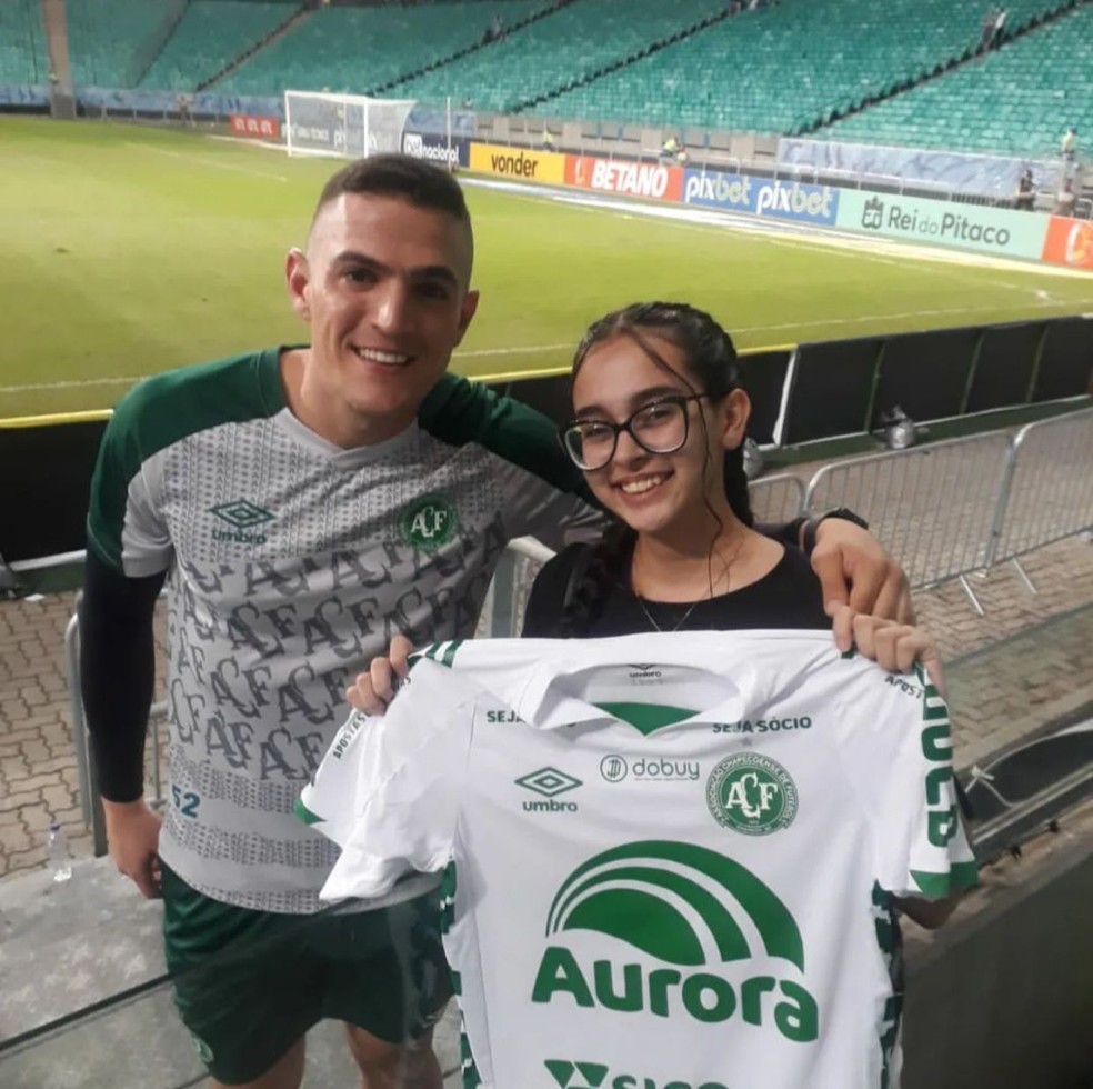 Giulia ganhou uma camiseta da Chapecoense.  — Foto: Reprodução Instagram
