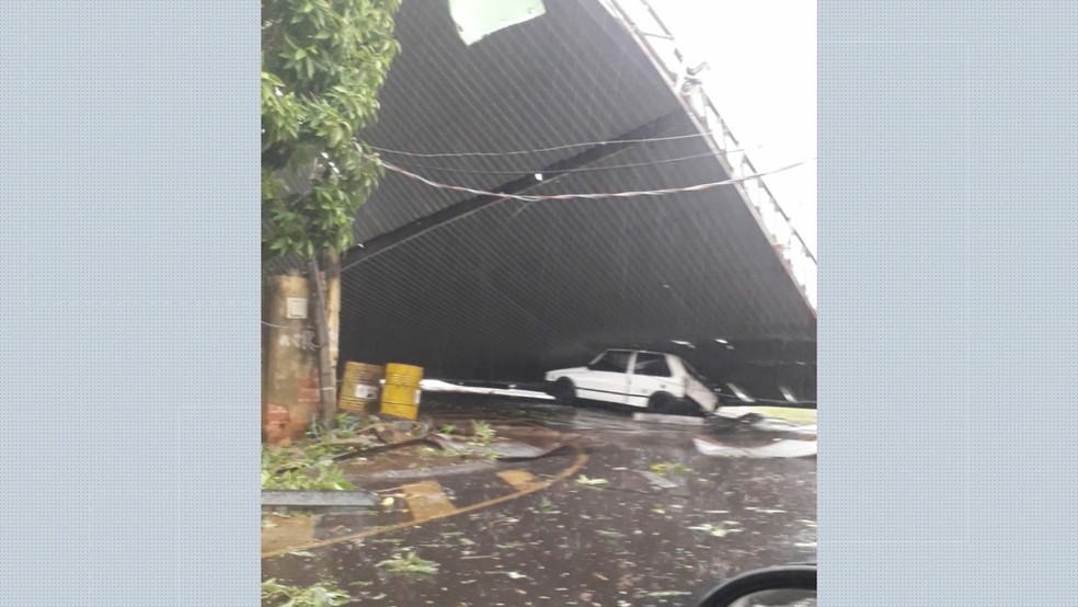 Cobertura de posto de combustíveis desabou durante temporal em Rifaina — Foto: Redes sociais