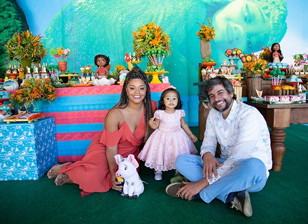 Juliana Alves e Ernani Nunes com Yolanda (Foto: Karina Martini/ Divulgação) Juliana Alves e Ernani Nunes com Yolanda (Foto: Karina Martini/ Divulgação)
