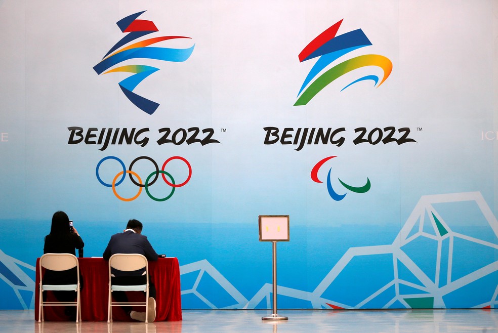 Funcionários da organização dos Jogos Olímpicos e Paralímpicos de Inverno de 2022 trabalham no Cubo de Água, em Pequim, na China, em foto de 1º de abril — Foto: Tingshu Wang/Arquivo/Reuters