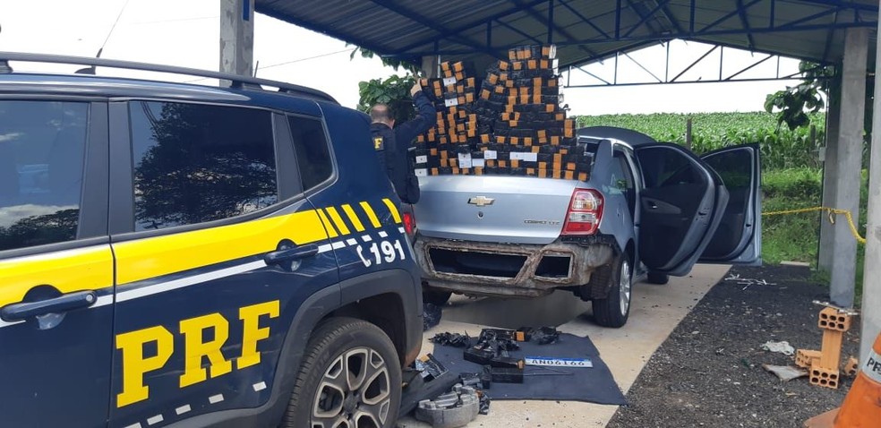 Motorista é preso com celulares escondidos em fundo falso de carro, na BR-277 — Foto: Divulgação/PRF