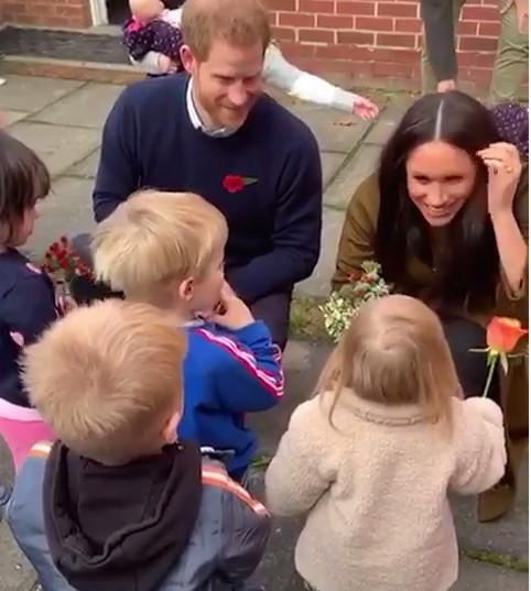 A atriz e duquesa Meghan Markle e o Príncipe Harry em conversa com crianças de uma comunidade militar no País de Gales (Foto: Instagram)