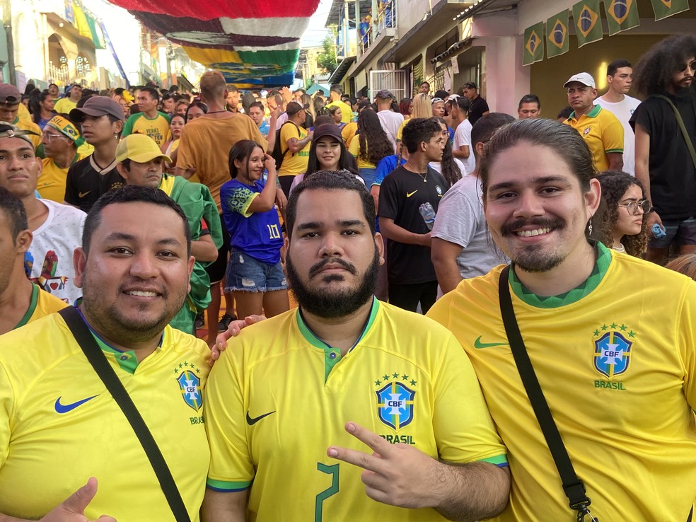 Bancário Anderson Ricardo assistiu ao jogo do Brasil na Rua 3, no bairro Alvorada, com amigos. — Foto: Patrick Marques/g1 AM