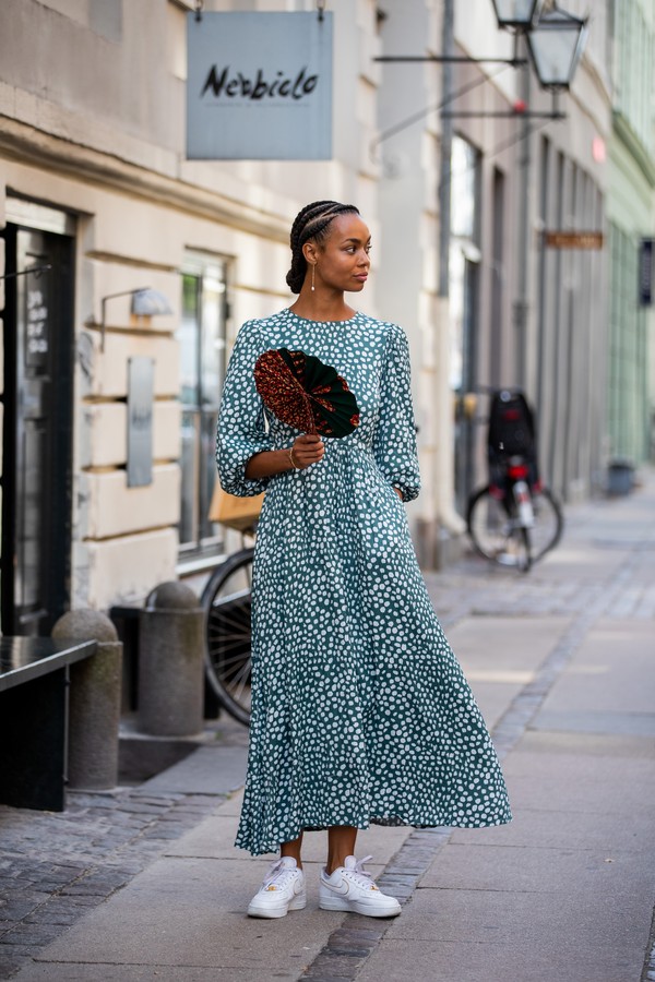 COPENHAGEN, DENMARK - AUGUST 12: A guest is seen wearing dress with dots print outside Skall Studio during Copenhagen Fashion Week Spring/Summer 2021 on August 12, 2020 in Copenhagen, Denmark. (Photo by Christian Vierig/Getty Images) (Foto: Getty Images)