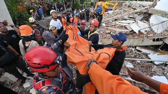Equipes de resgate buscam sobreviventes após terremoto que matou ao menos 268 na Indonésia
