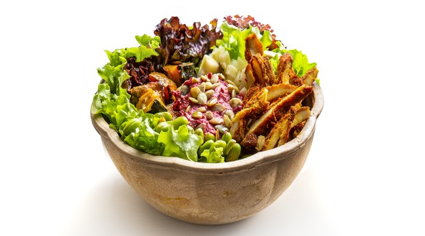 Entre as saladas do cardápio está a Betetê, com mix de folhas orgânicas, abóbora cabotiá assada, homus de beterraba, palmito pupunha e semente de abóbora (Foto: Divulgação)