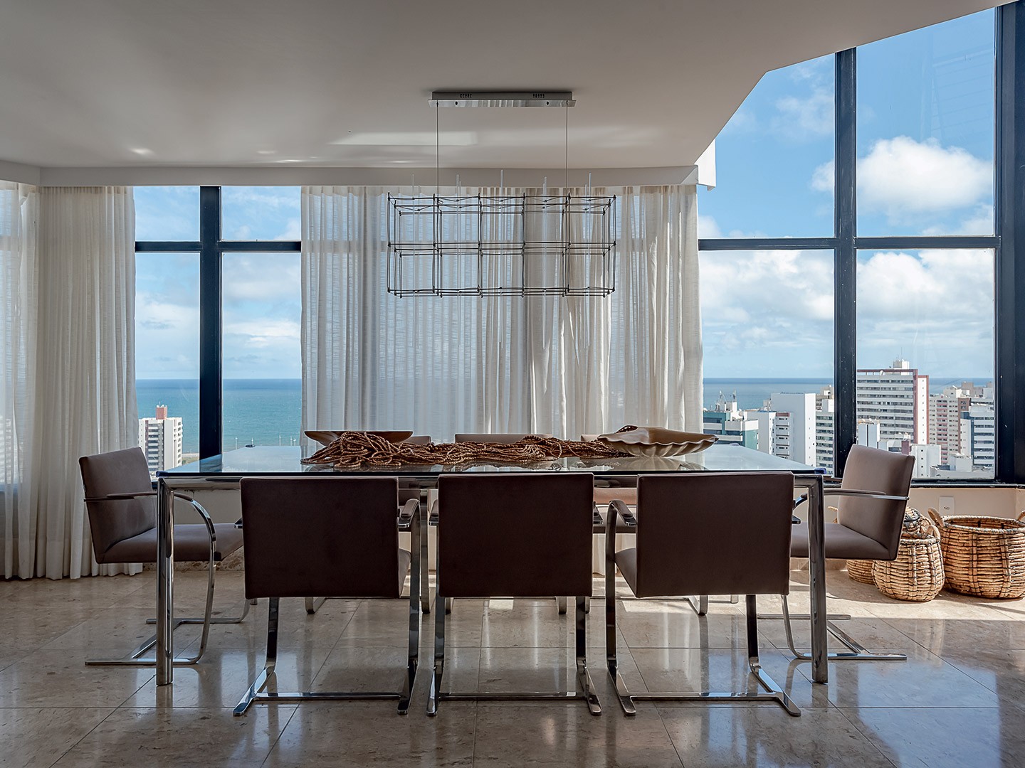Com vista para o mar, apartamento é convite para relaxar (Foto: Wesley Diego Emes)