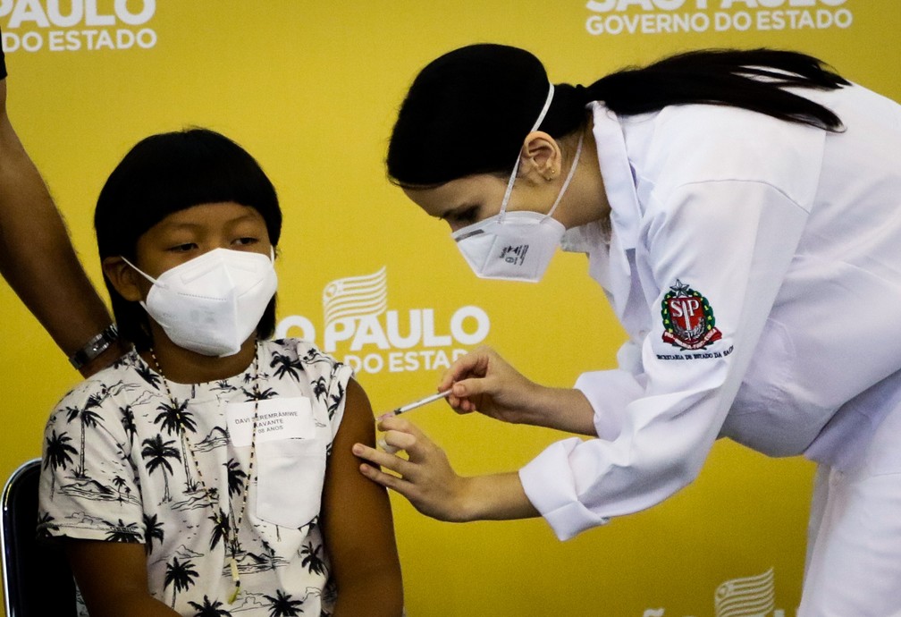 Primeira criança é vacinada no estado de São Paulo em evento simbólico na sexta-feira (14).  — Foto: Aloisio Mauricio/Fotoarena/Estadão conteúdo