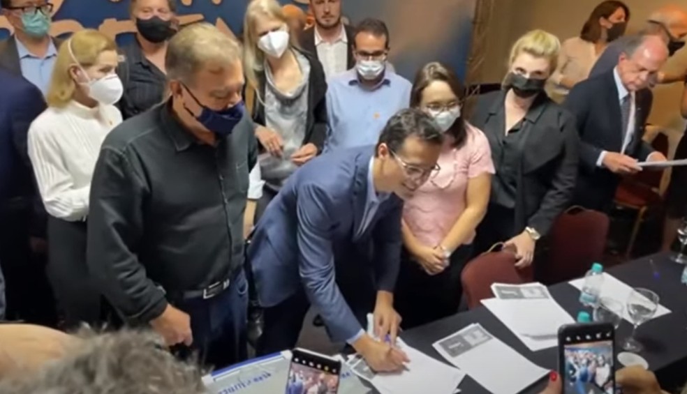 Deltan Dallagnol assina a ficha de filiação ao Podemos — Foto: Reprodução/Youtube