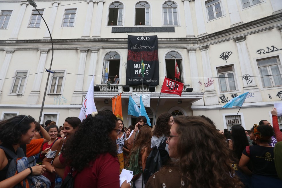 Manifestação de estudantes em frente à Faculdade de Direito da UERJ, no Centro do Rio, nesta sexta-feira (26). — Foto: Daniel Castelo Branco/Agência O Dia/ Estadão Conteúdo