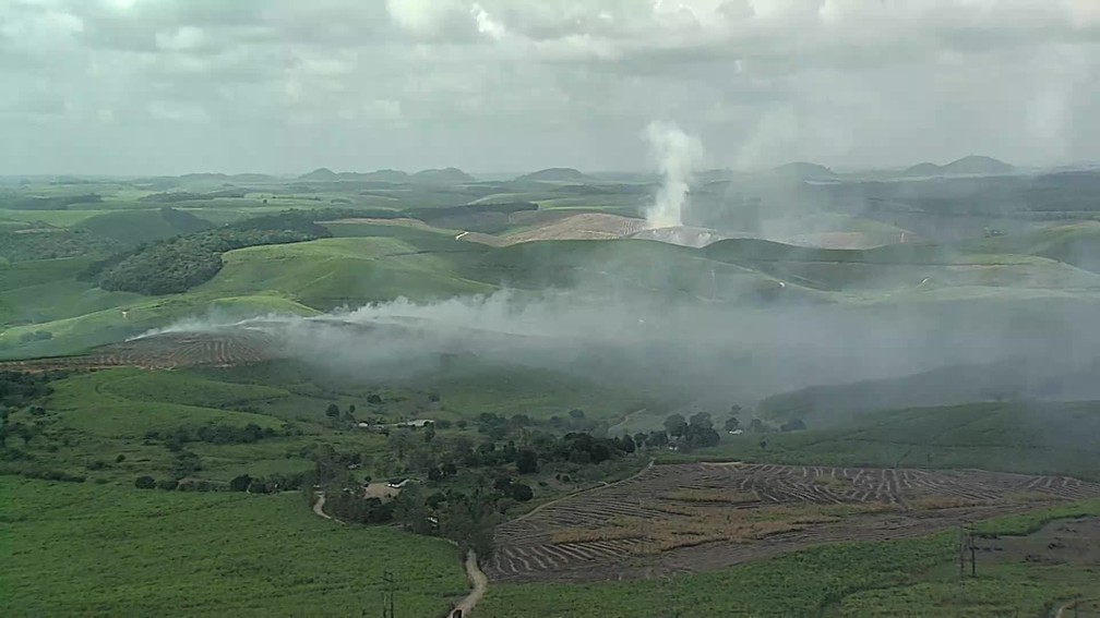 Queima da palha de cana-de-açúcar deixa cidade tomada pela fumaça na Zona da Mata de Pernambuco — Foto: Reprodução/TV Globo