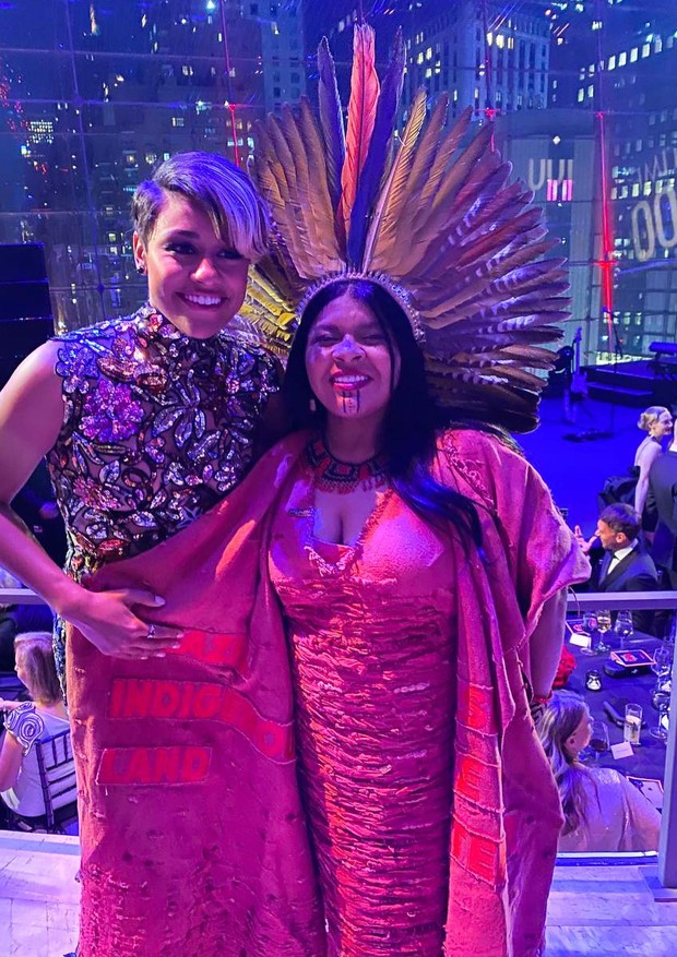 Sônia Guajajara posa com diversas celebridades mundialmente famosas na festa da Time 100 (Foto: Reprodução/ Instagram )
