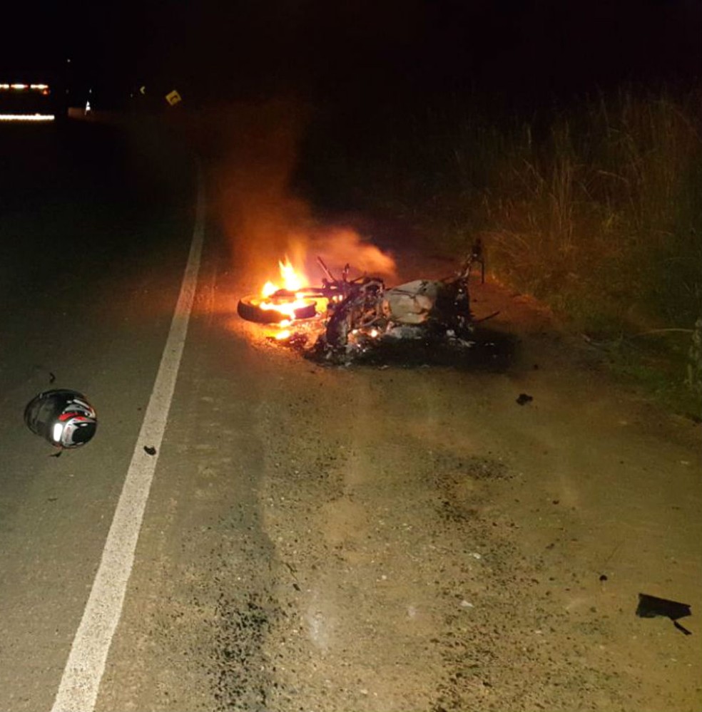 Homem morreu depois de bater de frente com o caminhão (Foto: Divulgação/PRF)