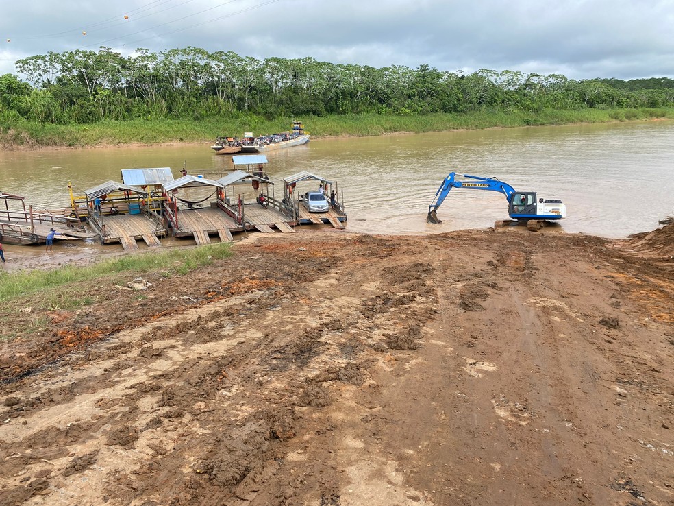 Máquinas fazem intervenção para melhorar a rampa  — Foto: Bruno Vinicius/Rede Amazônica Acre
