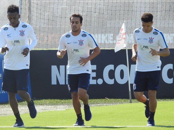 Jadson reaparece em campo e pode reforçar o Corinthians