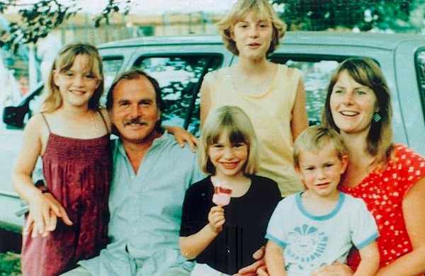 A atriz Kate Winslet em foto antiga de família (Foto: Reprodução)