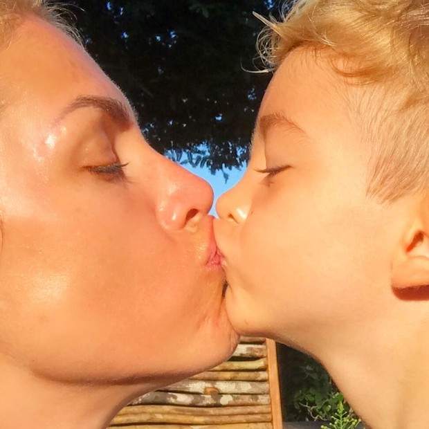 Ana Hickmann celebra a terça-feira com beijo no filho (Foto: Reprodução/Instagram)