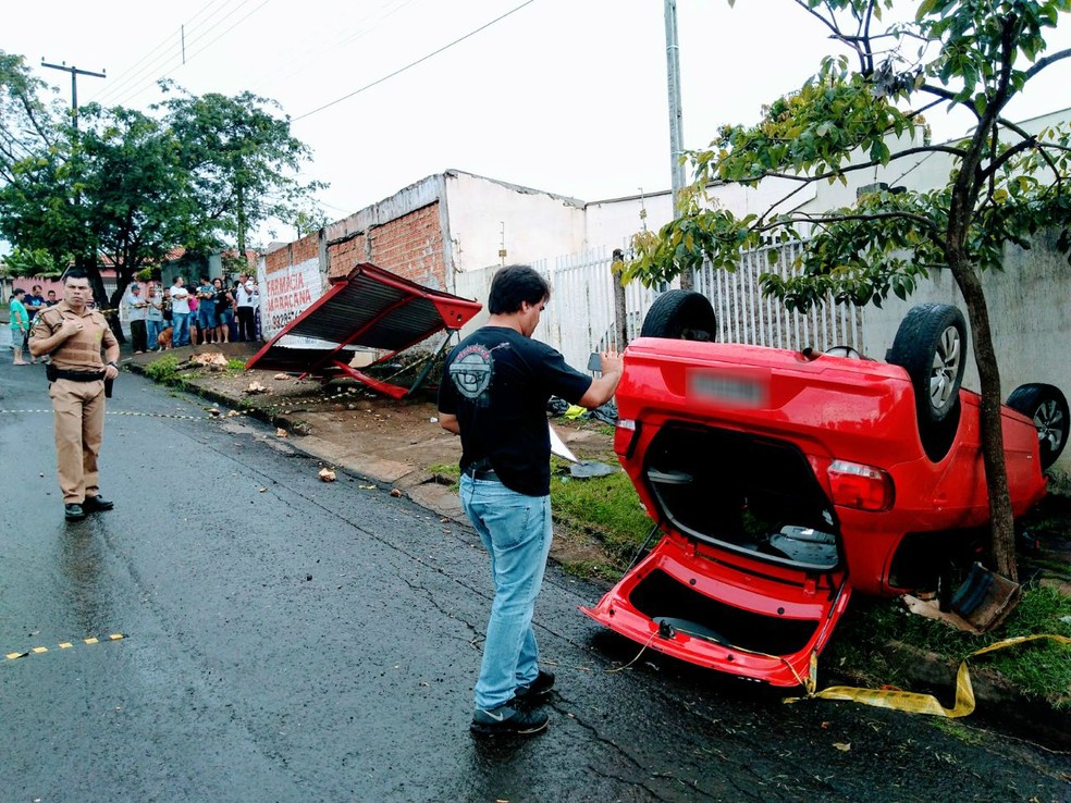 Motorista disse que passou mal antes de acidente que deixou duas pessoas mortas e uma ferida, em Londrina, na manhÃ£ deste domingo (25) (Foto: Rubens de Paula/RPC)