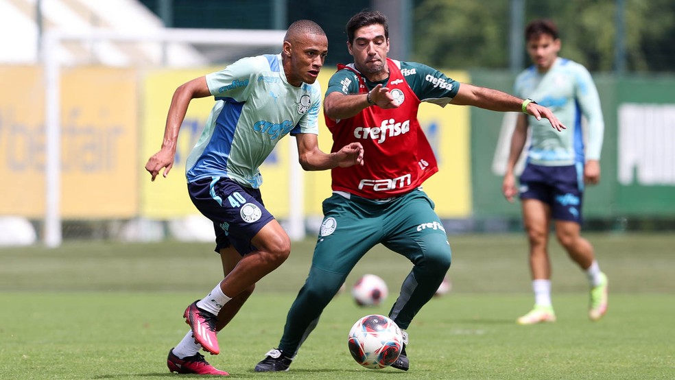 Abel Ferreira participa do recreativo em treino do Palmeiras — Foto: Cesar Greco/Palmeiras