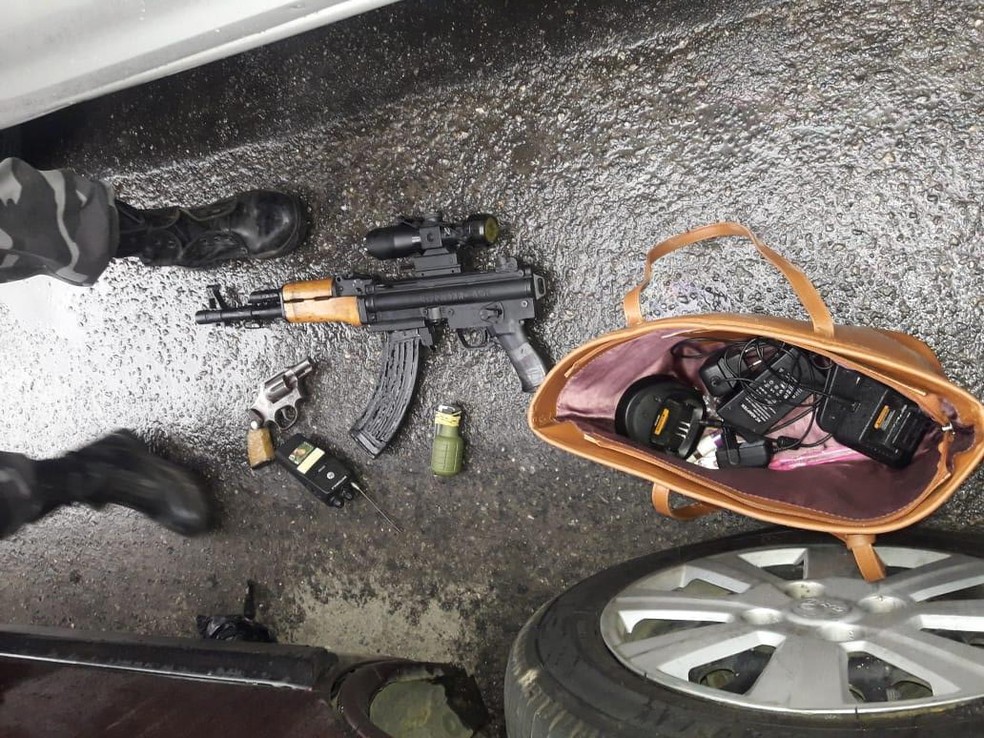 Réplica de fuzil e rádios apreendidos no Muquiço — Foto: PMERJ