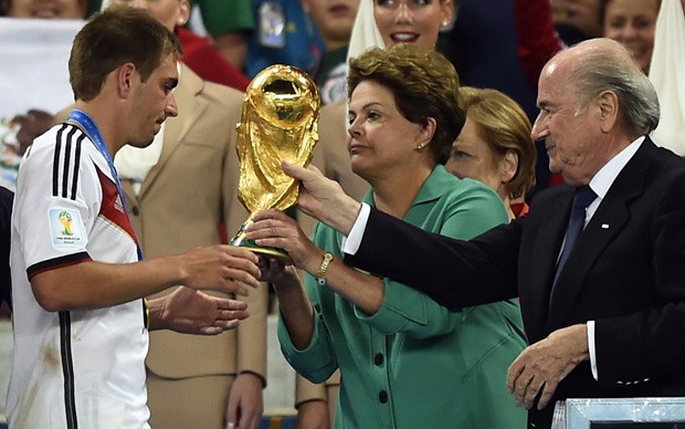 A presidente Dilma Rousseff entrega a taça da Copa do Mundo ao capitão da seleção da Alemanha, Philipp Lahm (Foto: FABRICE COFFRINI/AFP)