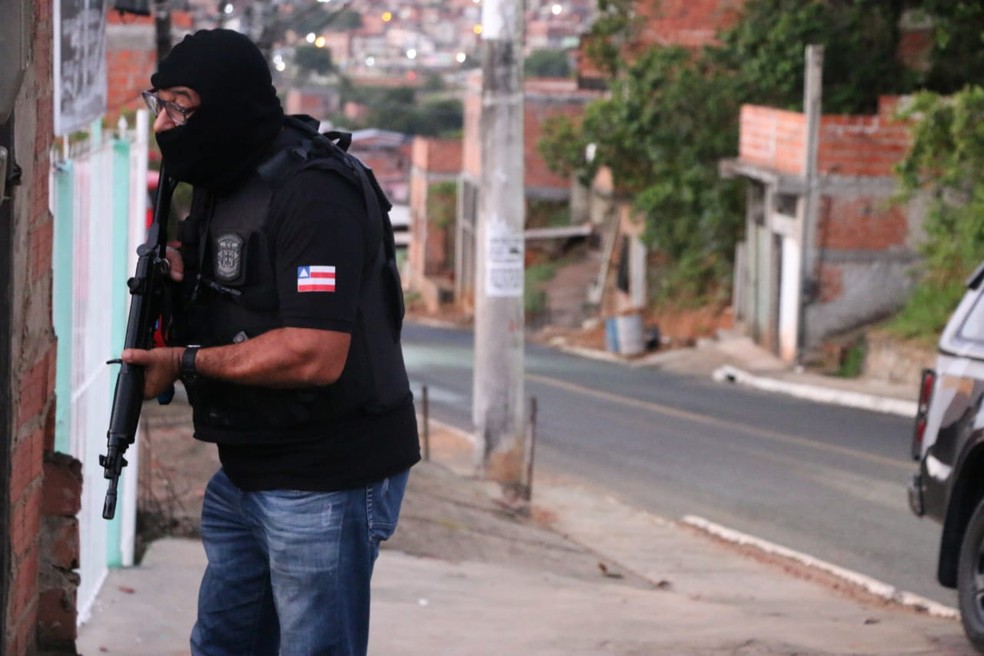 Polícia deflagra operação contra quadrilha de tráfico de drogas, roubos a bancos e homicídios na Bahia  — Foto: Alberto Marau/SSP-BA