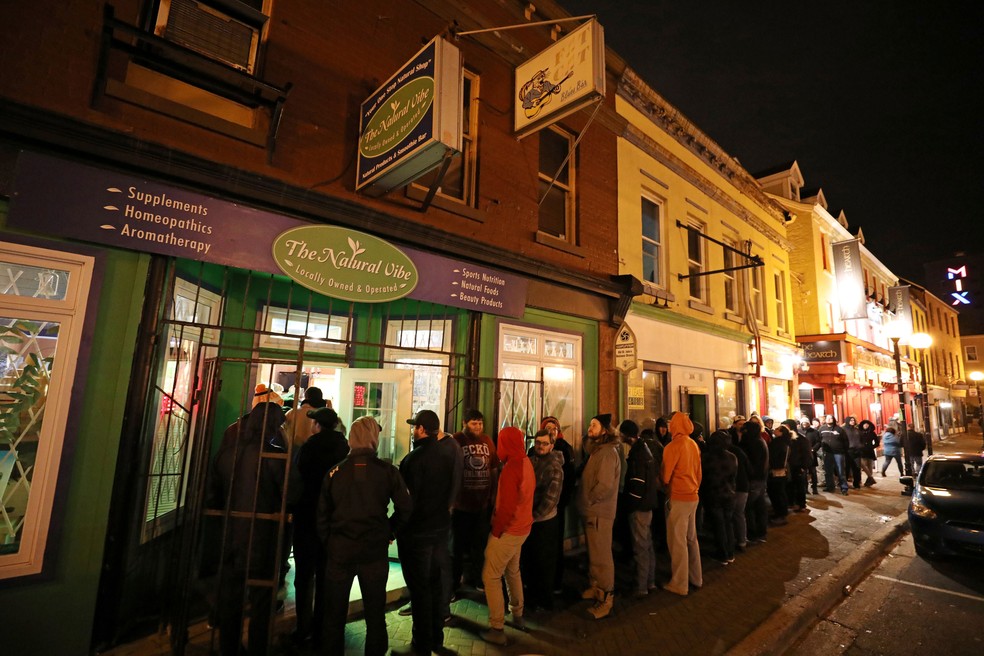 Clientes fazem fila do lado de fora de loja depois que a maconha recreativa legal foi colocada à venda em St John's, no Canadá, em 2018 — Foto: Chris Wattie/ Reuters