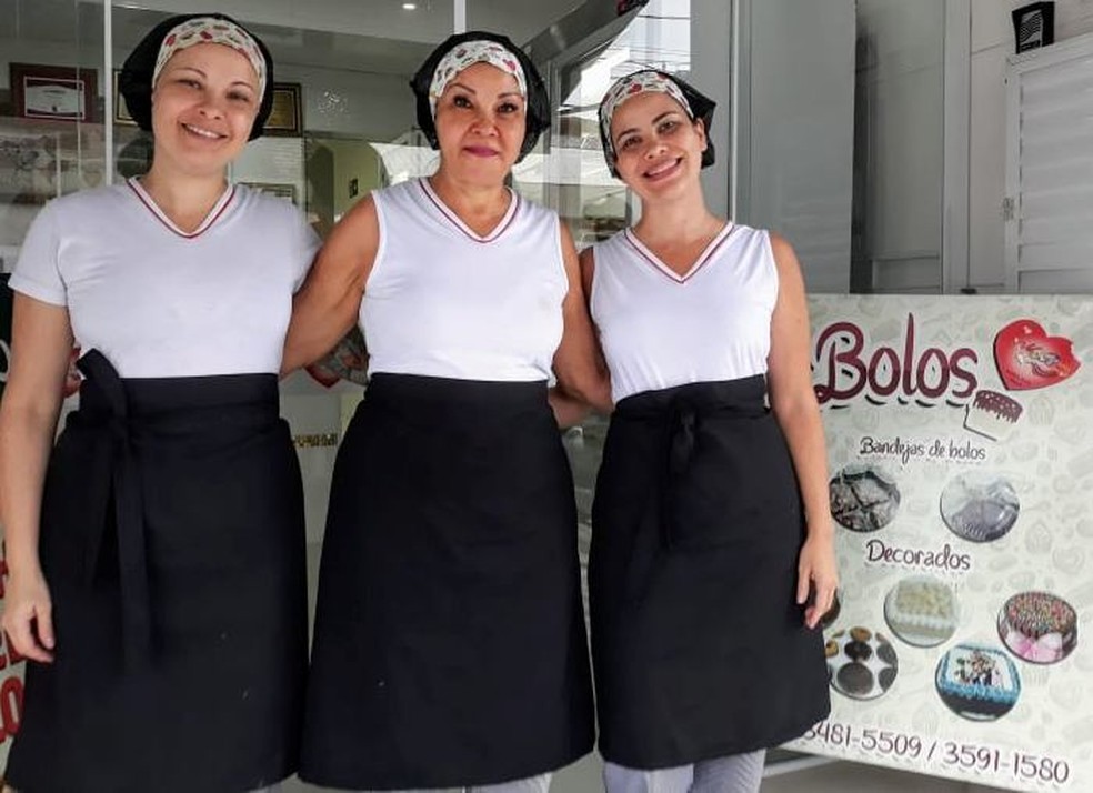 Maria Silva administra a loja com a ajuda das filhas Melissa Karen da Silva Paz e Linda Ellen da Silva Paz — Foto: Liliane Souza/G1 Santos