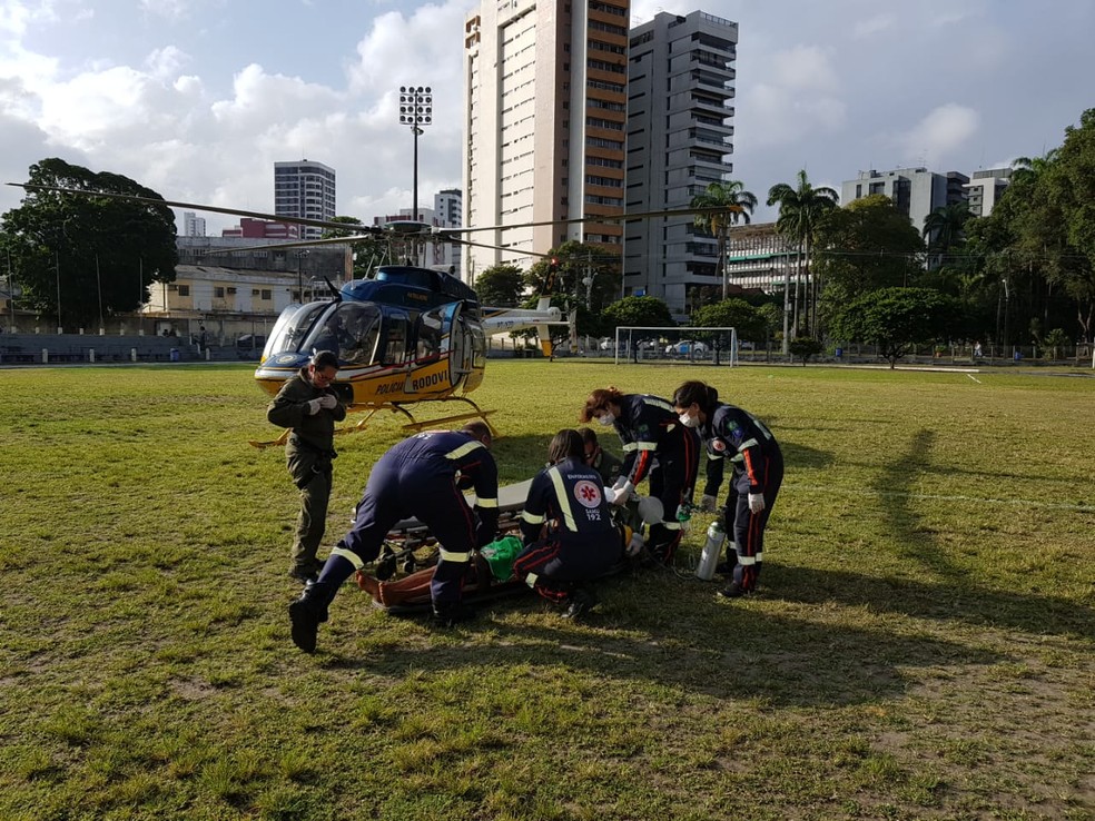 Homem de 50 anos foi atropelado em Lagoa do Itaenga, na Mata Norte de PE, e socorrido de helicÃ³ptero para hospital no Grande Recife â Foto: PRF/DivulgaÃ§Ã£o