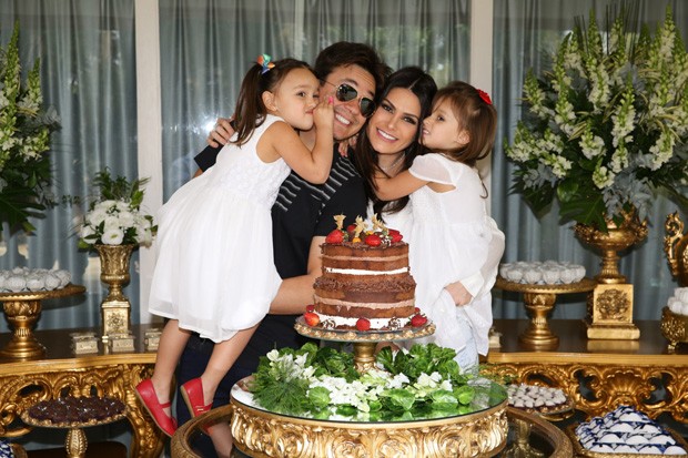 Leandro celebra aniversário com mulher e filhas (Foto: Deividi Correa / AgNews)